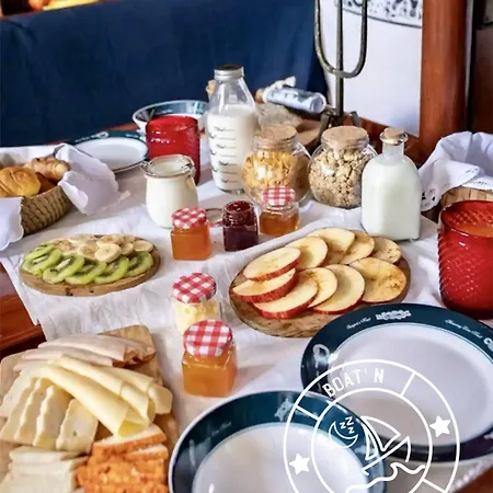 Boat N Breakfast Hotel *
