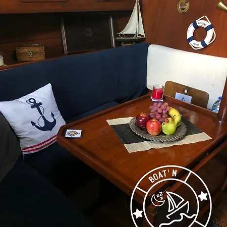 Boat N Breakfast Hotel Oeiras